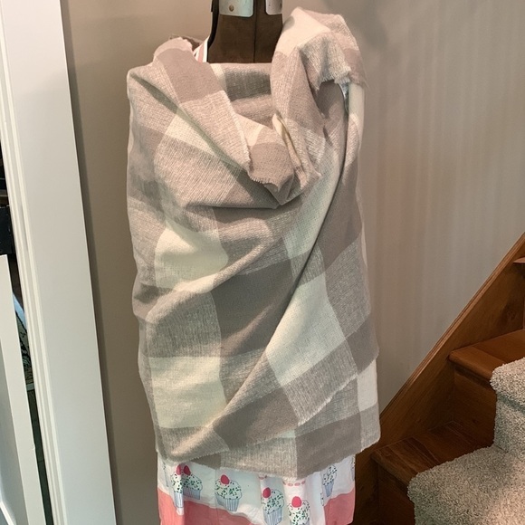 Old Navy neck Scarf large checks Grey and white poly buffalo print - Picture 5 of 11